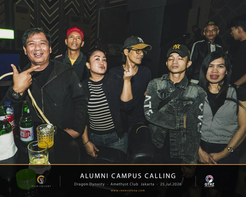 Six friends posing together at a nightlife event, smiling at the camera with drinks on the table; banner reads 'ALUMNI CAMPUS CALLING' at Dragon Dynasty, Amethyst Club, Jakarta (25 Jul 2026).
